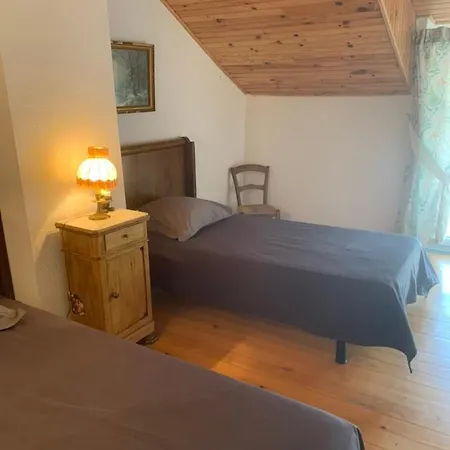 Le Des Nains Nyaraló